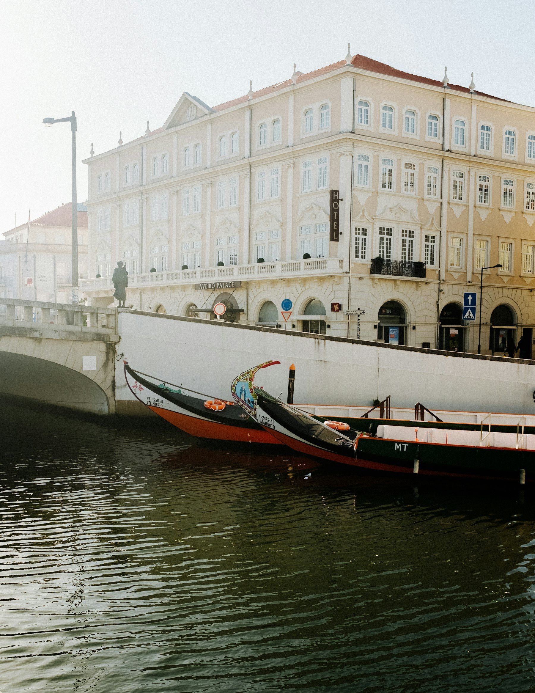 Canal d'Aveiro dans une lumière claire, avec moliceiros et façade pastel